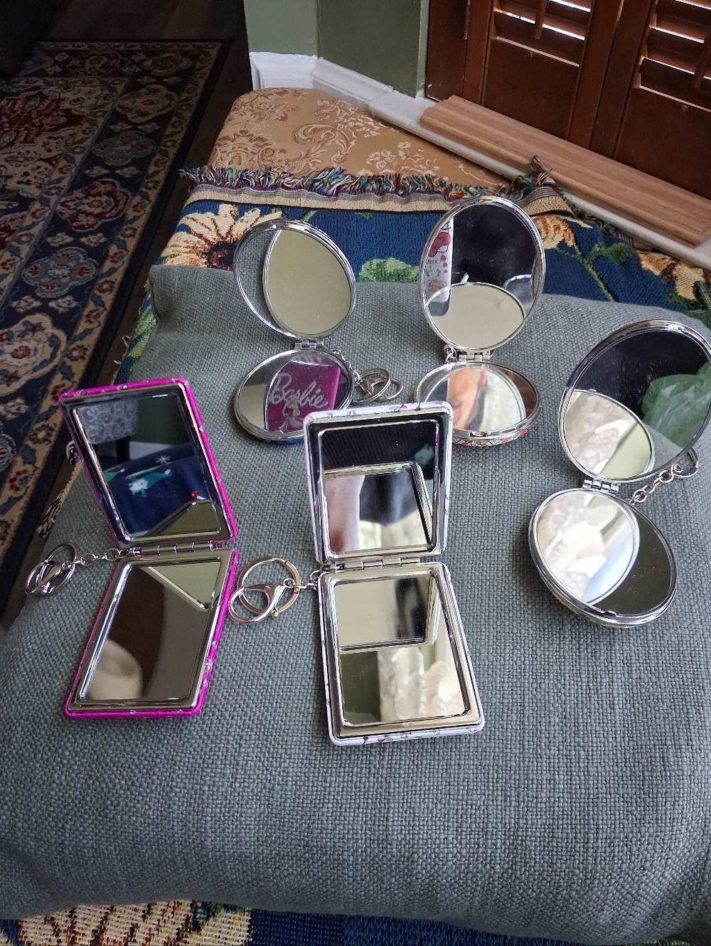 Mirror With Keychain - Picture 3 of 10